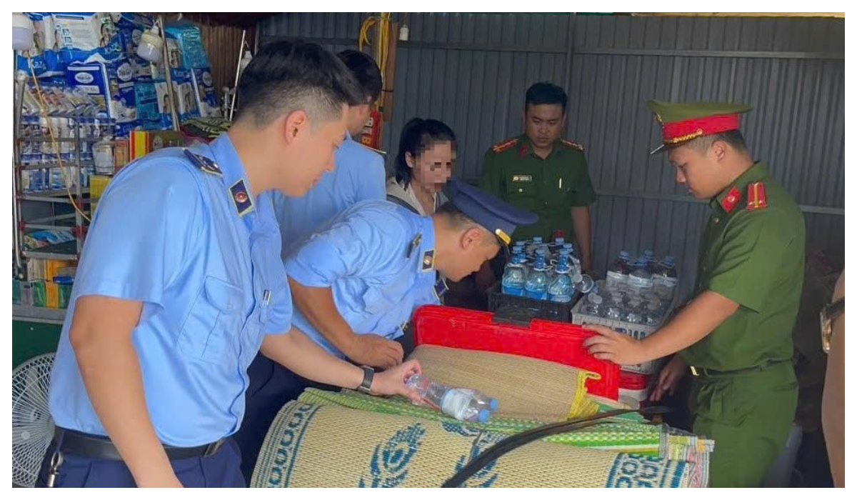Công an phường Vinh Phú xử lý người bán nước gần cổng Bệnh viện Hữu nghị Đa khoa Nghệ An