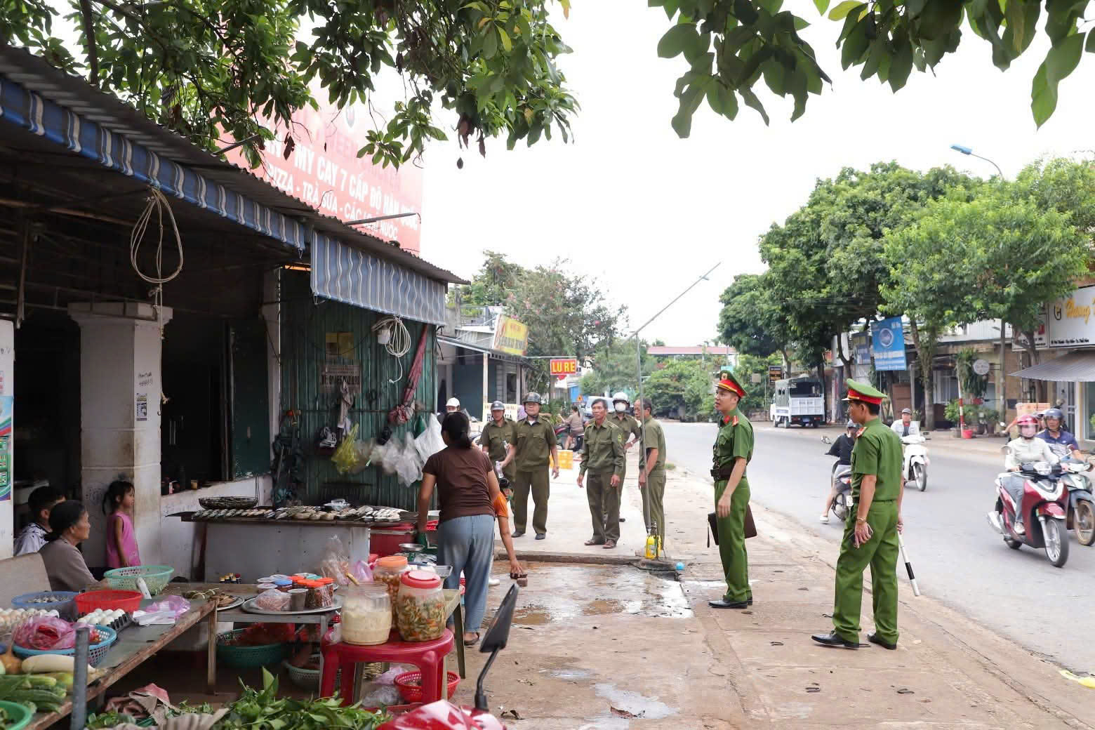 Phường Tây Hiếu ra quân cao điểm giải tỏa vi phạm, chống tái lấn chiếm hành lang ATGT đường bộ