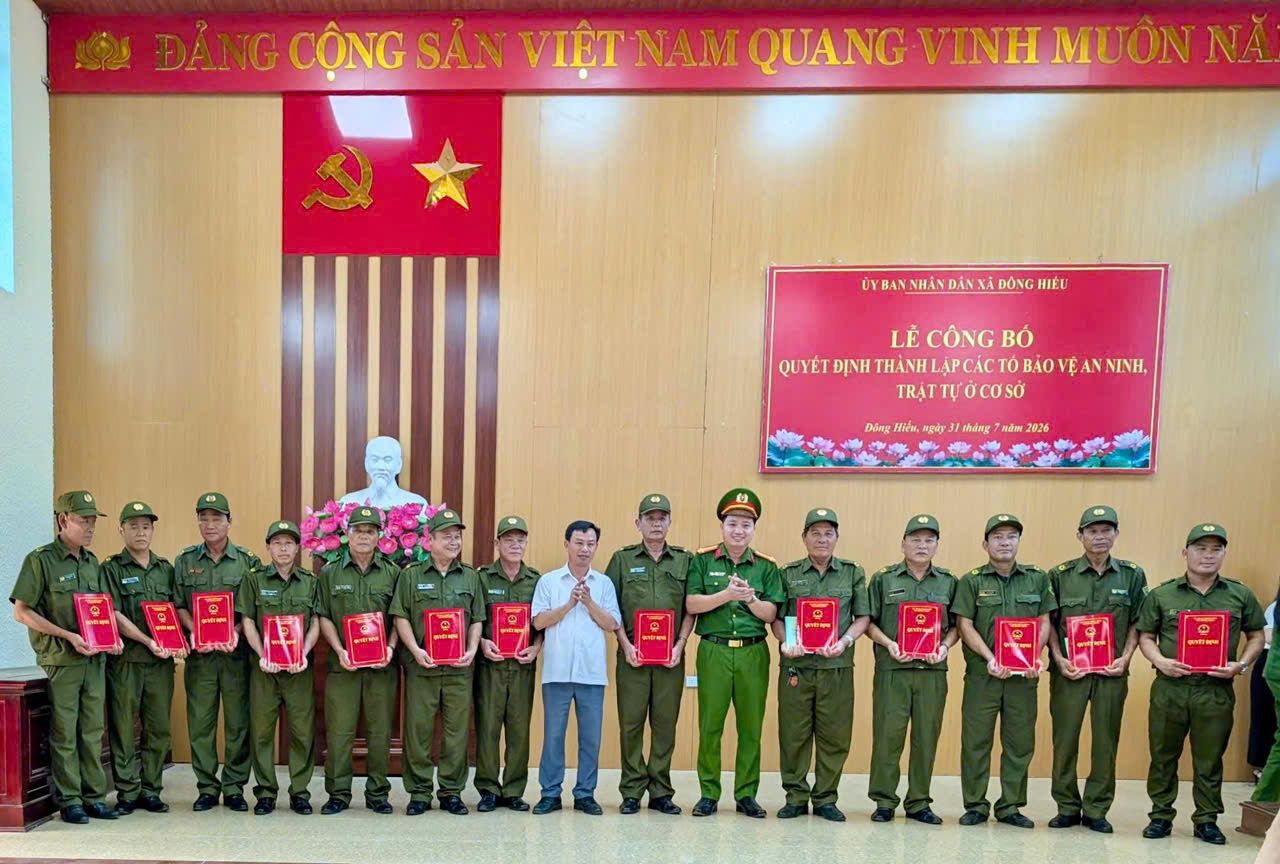 Xã Đông Hiếu công bố Quyết định thành lập Tổ bảo vệ an ninh trật tự ở cơ sở