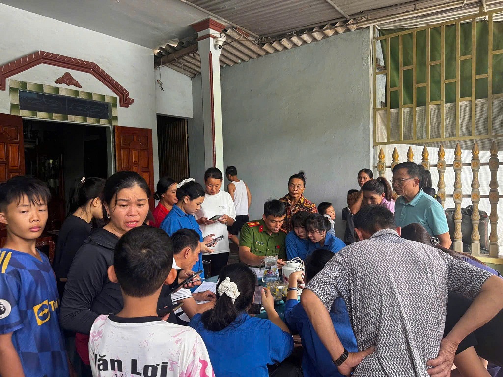 Công an xã Nhân Hoà hỗ trợ người dân kích hoạt tài khoản định danh điện tử