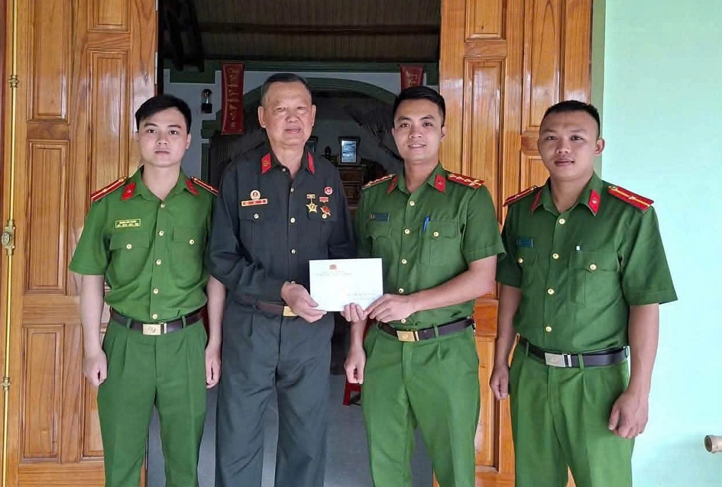Công an xã Nhân Hoà thăm, tặng quà thân nhân liệt sĩ