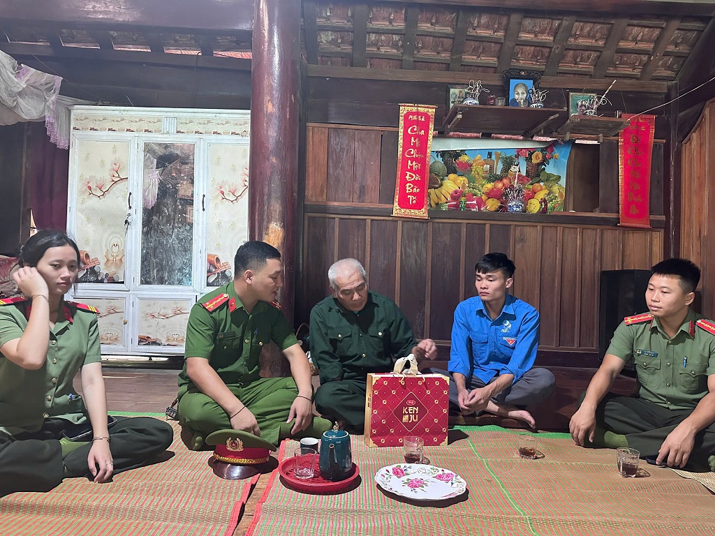 Công an xã Mường Ham thăm hỏi, tặng quà nhân Ngày Thương binh - Liệt sĩ