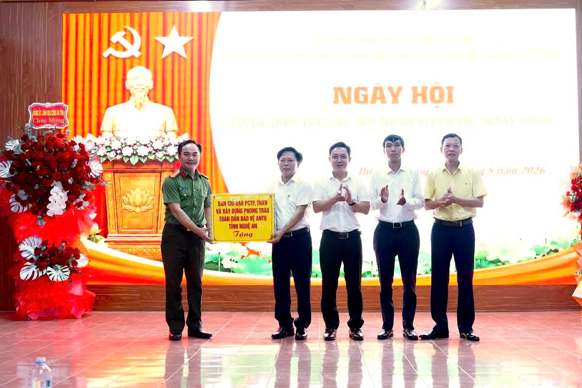 Đồng chí Đại tá Nguyễn Huy Khích, Phó Giám đốc Công an tỉnh dự Ngày hội toàn dân bảo vệ an ninh Tổ quốc tại xã Thiên Nhẫn