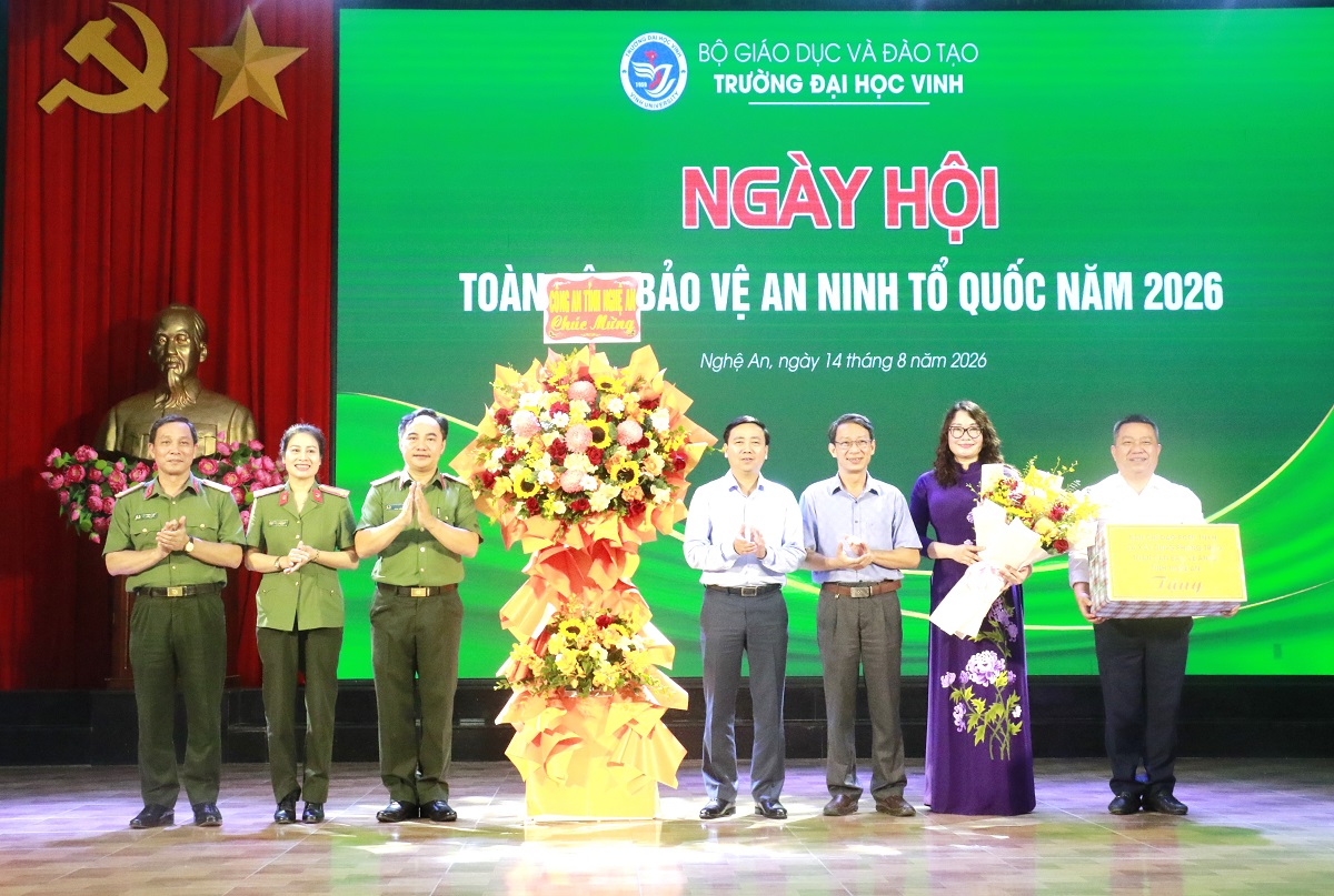Đồng chí Đại tá Nguyễn Huy Khích dự Ngày hội toàn dân bảo vệ an ninh Tổ quốc tại Trường Đại học Vinh