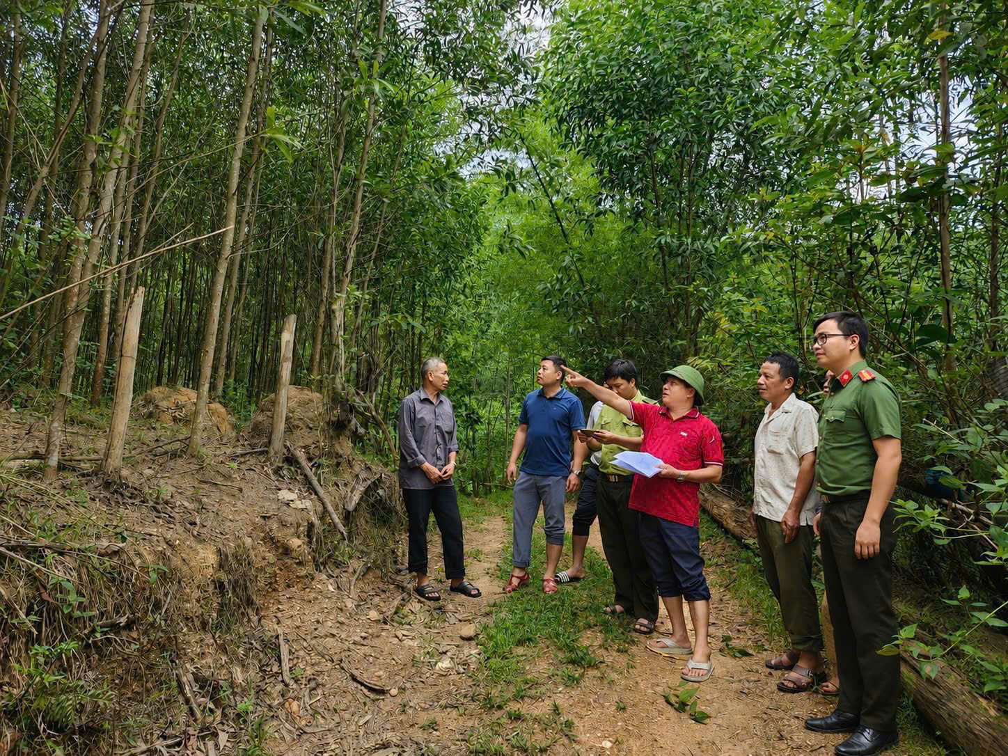 Công an xã Mường Chọng phối hợp rà soát, thu thập dữ liệu phục vụ xây dựng cơ sở dữ liệu quốc gia về đất đai