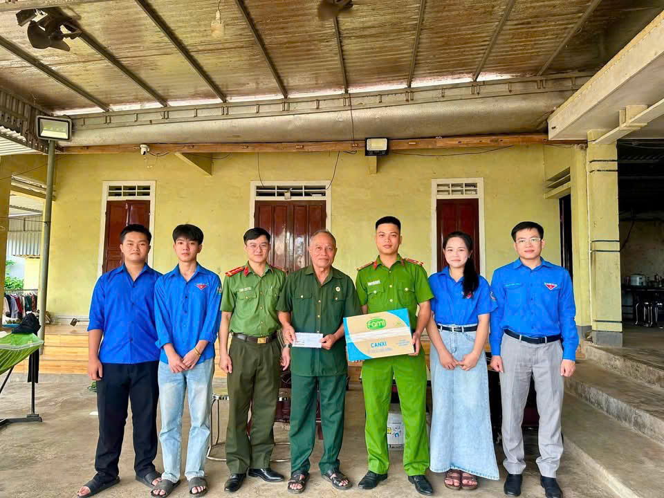 Công an xã Bình Minh thăm hỏi, tặng quà nhân Ngày Thương binh - Liệt sĩ