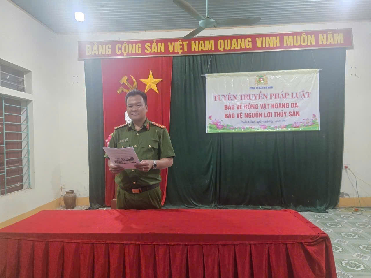 Công an xã Bình Minh tuyên truyền pháp luật cho người dân