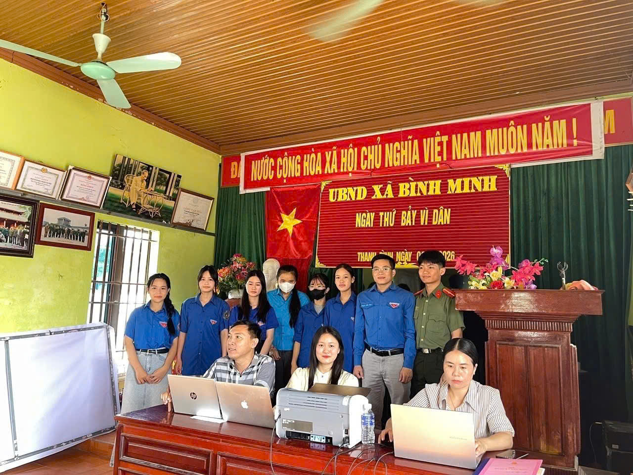 Công an xã Bình Minh hỗ trợ người dân kích hoạt tài khoản định danh điện tử