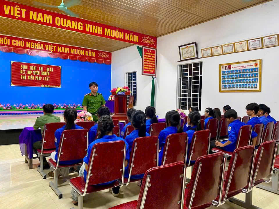 Công an xã Bình Minh tuyên truyền, phổ biến pháp luật cho học sinh