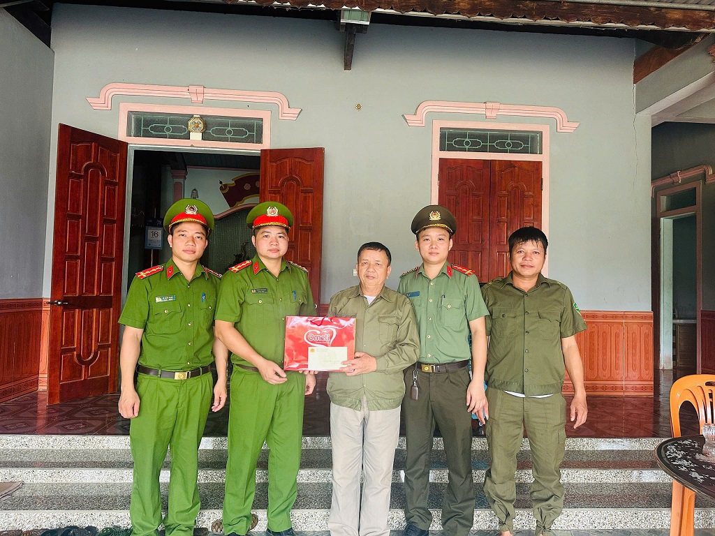 Công an xã Yên Xuân thăm hỏi, trao quà tặng thương binh, bệnh binh