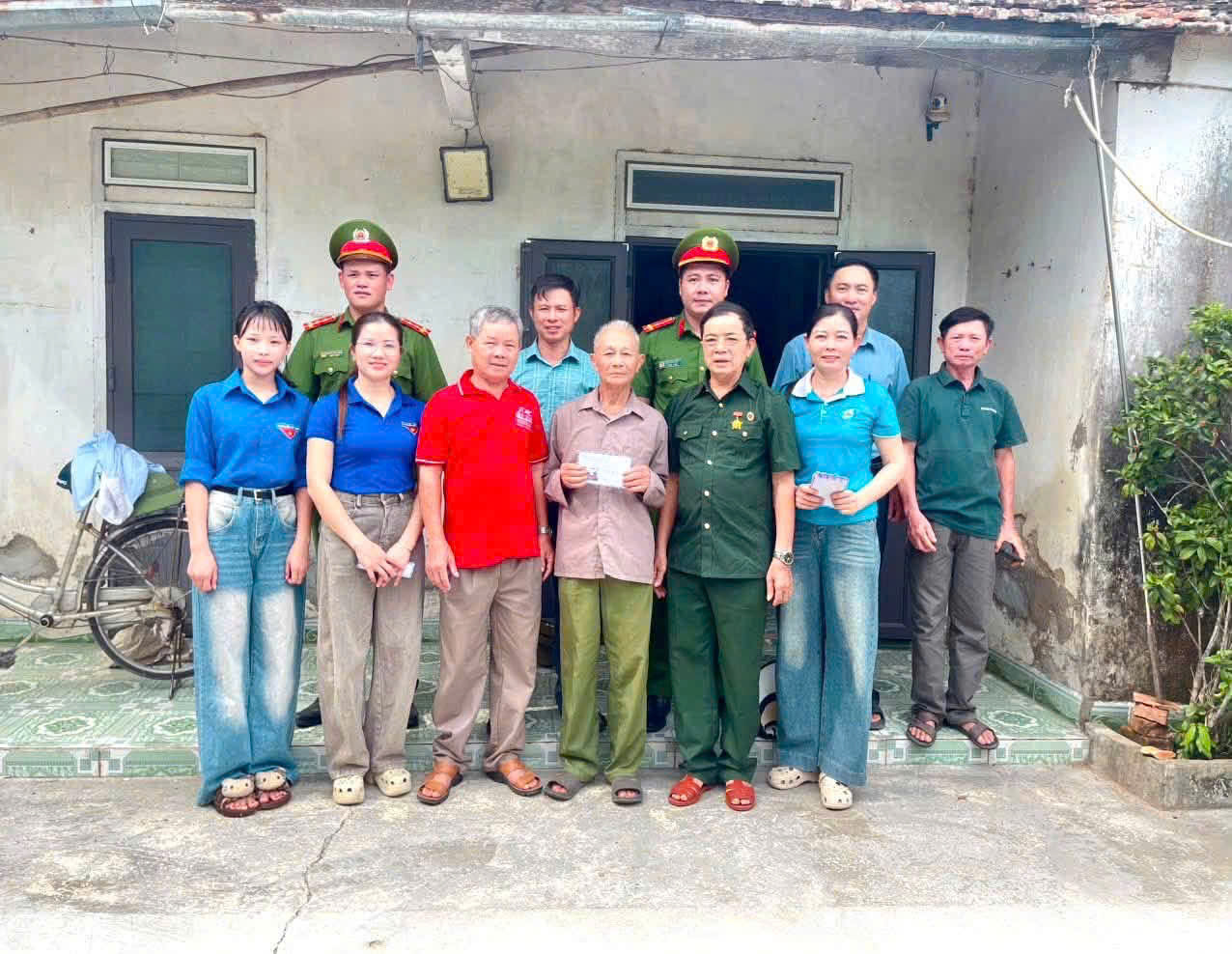 Công an xã Đông Thành thăm, tặng quà thân nhân liệt sĩ