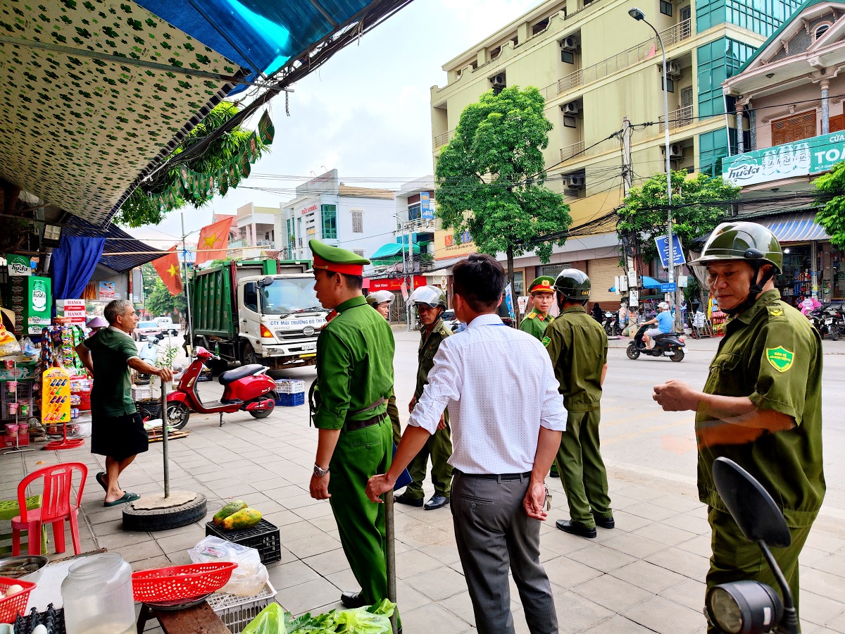 Công an phường ra quân giải toả vi phạm, chống tái lấn chiếm hành lang ATGT