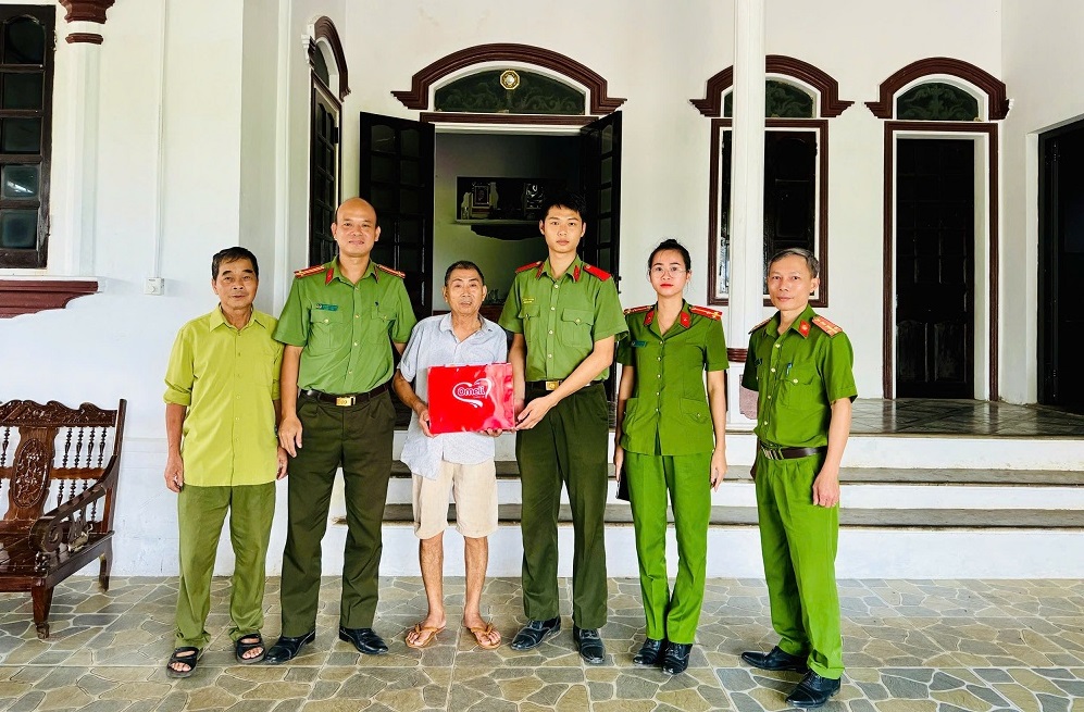 Thăm hỏi, tặng quà các đồng chí thương binh, bệnh binh trên địa bàn