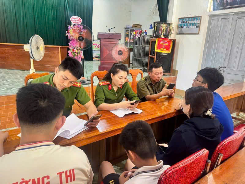 Công an xã Anh Sơn hỗ trợ người dân kích hoạt tài khoản định danh điện tử