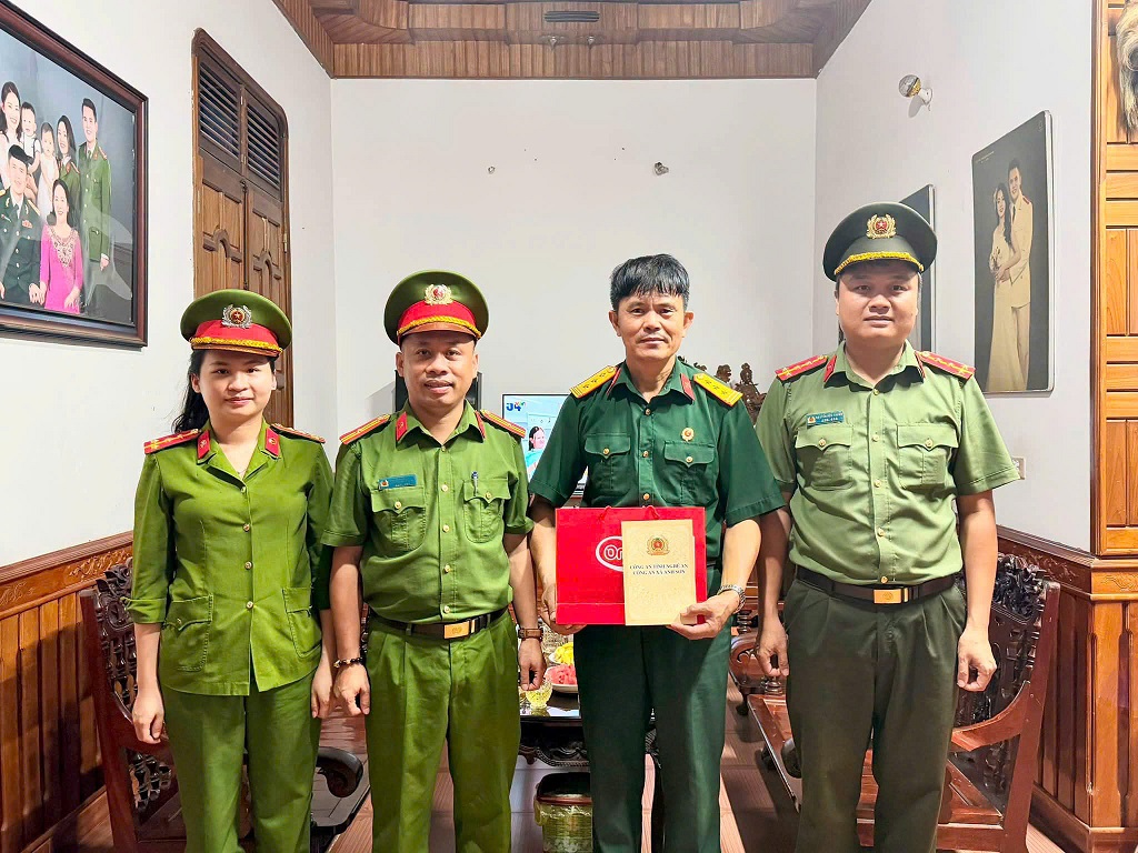 Công an xã Anh Sơn thăm hỏi, tặng quà nhân Ngày Thương binh - Liệt sĩ