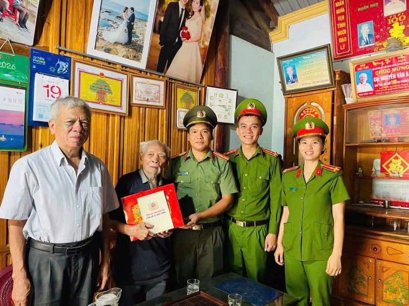 Thăm hỏi, tặng quà tri ân nhân ngày Thương binh - Liệt sĩ