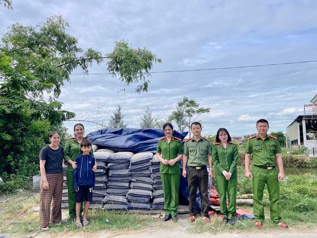 Trao tặng xi măng, cát hỗ trợ công trình nhà ở gia đình 