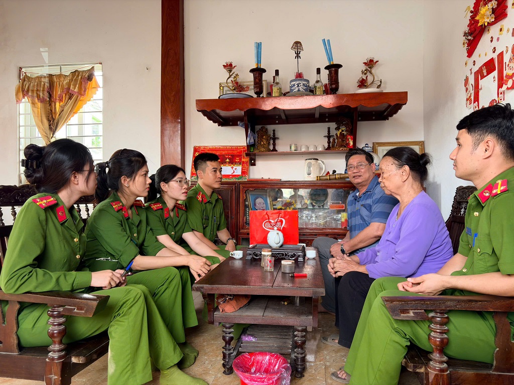 Thăm hỏi, tặng quà tri ân nhân ngày Thương binh - Liệt sĩ