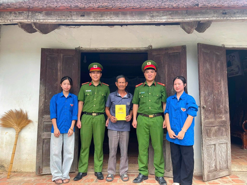 Công an xã Thành Bình Thọ thăm hỏi, trao quà Ngày Thương binh - Liệt sĩ
