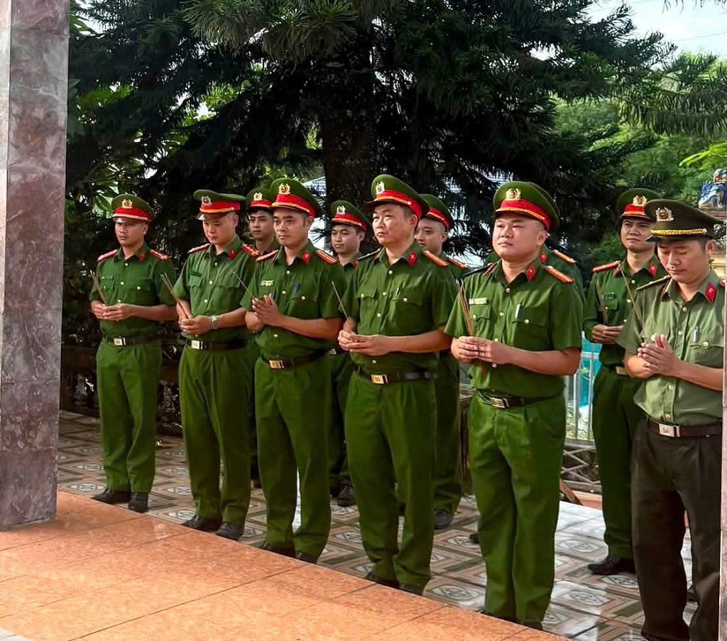 Công an xã Thành Bình Thọ dâng hoa, dâng hương tưởng niệm anh hùng liệt sĩ