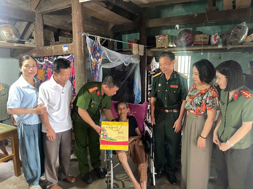 Công an xã Quỳ Hợp thăm hỏi, tặng quà nhân Ngày Thương binh - Liệt sĩ