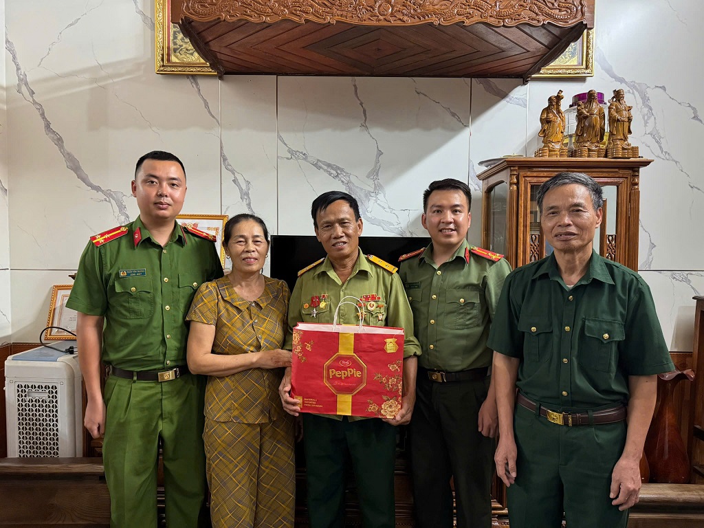Thăm hỏi, tặng quà tri ân nhân ngày Thương binh - Liệt sĩ