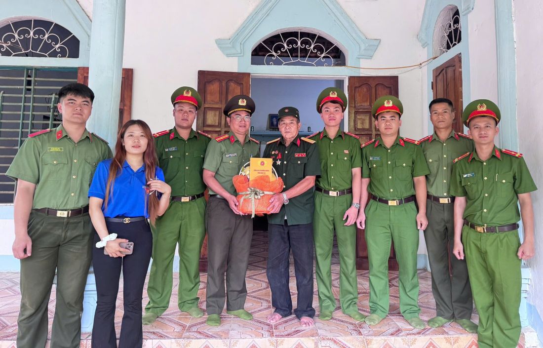 Công an xã Mường Quàng thăm hỏi, tặng quà thương binh