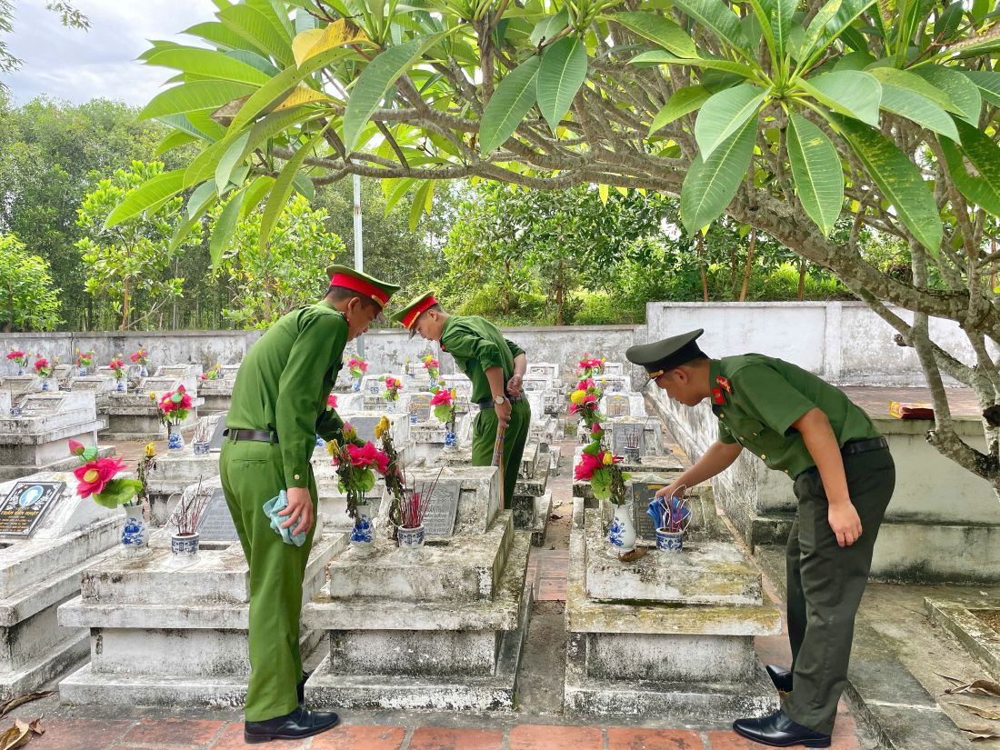 Công an xã Mường Quàng tổ chức hoạt động tri ân nhân Ngày Thương binh - Liệt sĩ