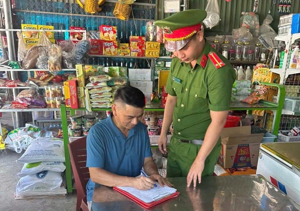 Công an xã Thông Thụ ra quân giải tỏa hành lang an toàn giao thông