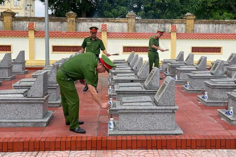 Dâng hương, dâng hoa tri ân các anh hùng liệt sĩ