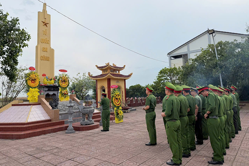 Dâng hoa, dâng hương tri ân các anh hùng liệt sĩ