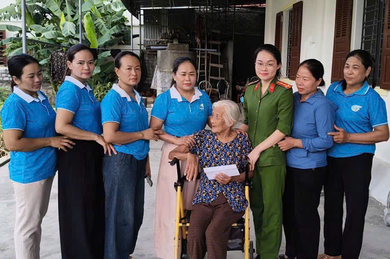 Tri ân thân nhân liệt sĩ