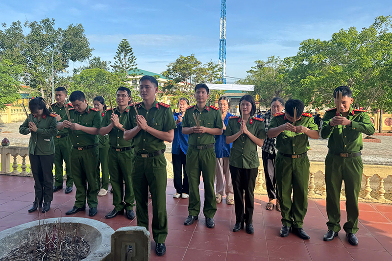 Chăm sóc Đài tưởng niệm liệt sĩ