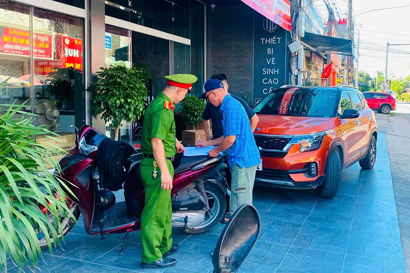 Ra quân cao điểm giải tỏa, chống tái lấn chiếm hành lang an toàn giao thông
