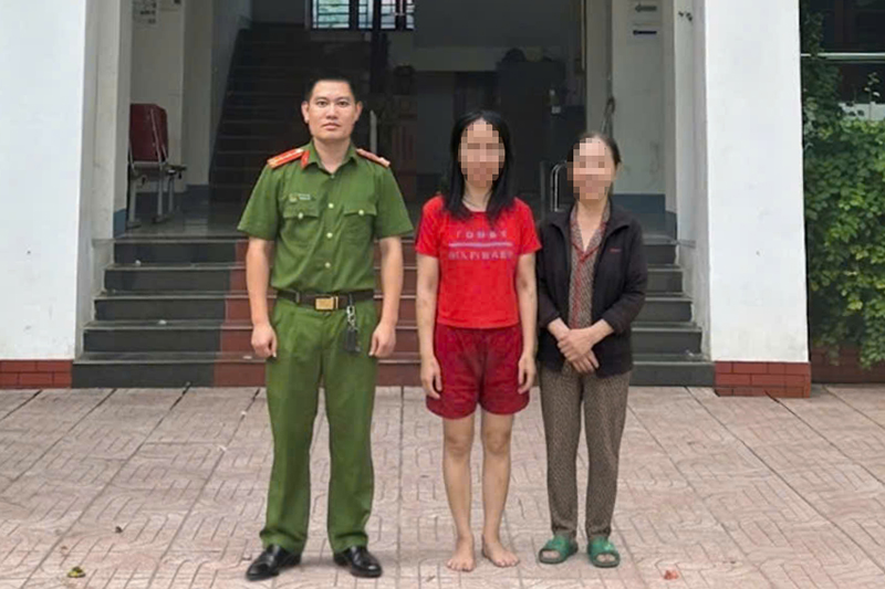 Kịp thời hỗ trợ, đưa người phụ nữ đi lang thang về với gia đình