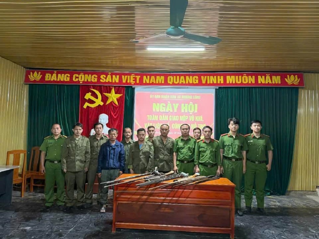Ngày hội toàn dân giao nộp vũ khí, vật liệu nổ, công cụ hỗ trợ tại xã Mường Lống