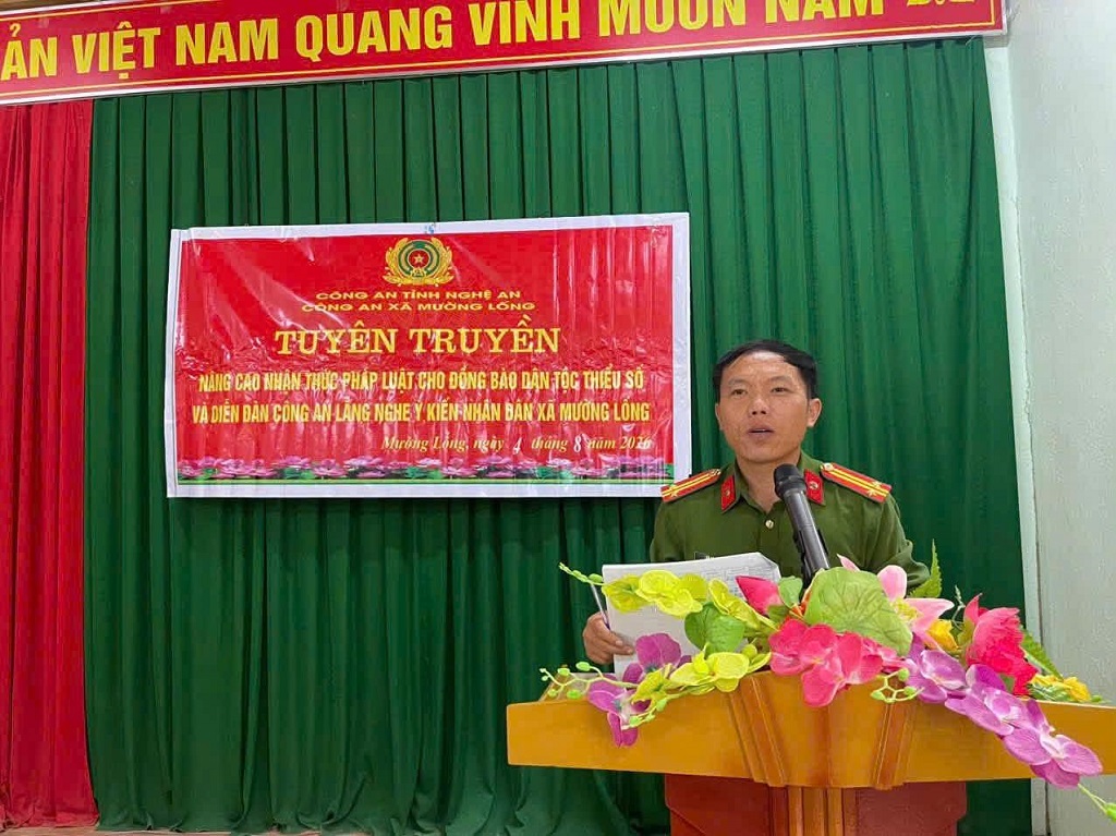 Công an xã Mường Lống tuyên truyền pháp luật tại bản Mò Nừng