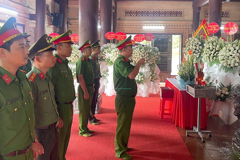 Dâng hoa, dâng hương tưởng niệm các Anh hùng liệt sĩ