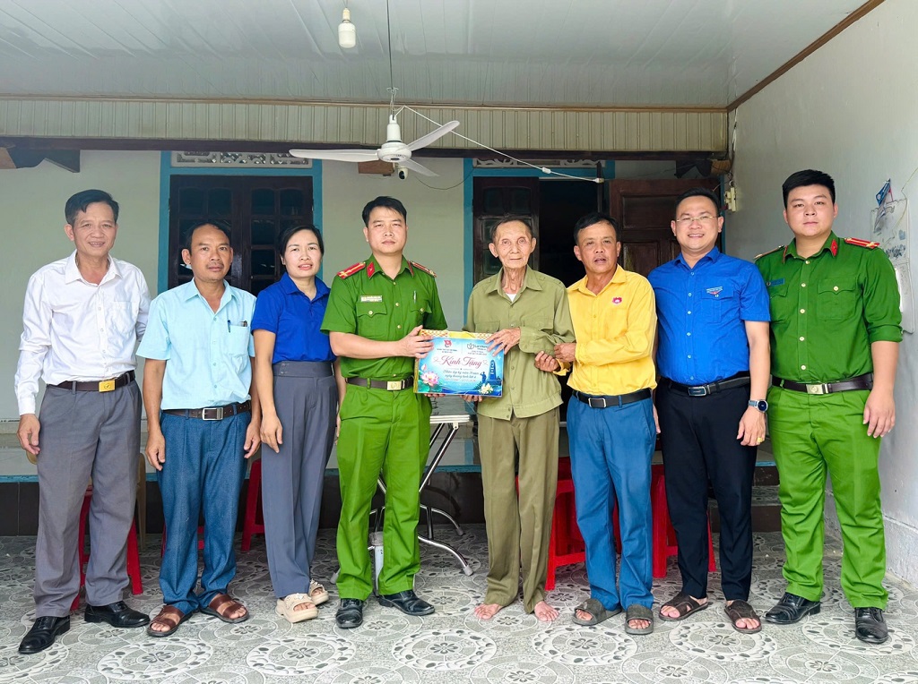 Chi đoàn Công an xã Bích Hào thăm, tặng quà thương, bệnh binh nhân dịp 27/7