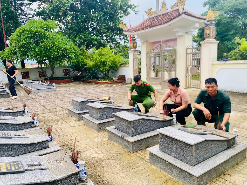 Chi đoàn Công an xã Bích Hào phối hợp ra quân vệ sinh khuôn viên Nghĩa trang Liệt sĩ