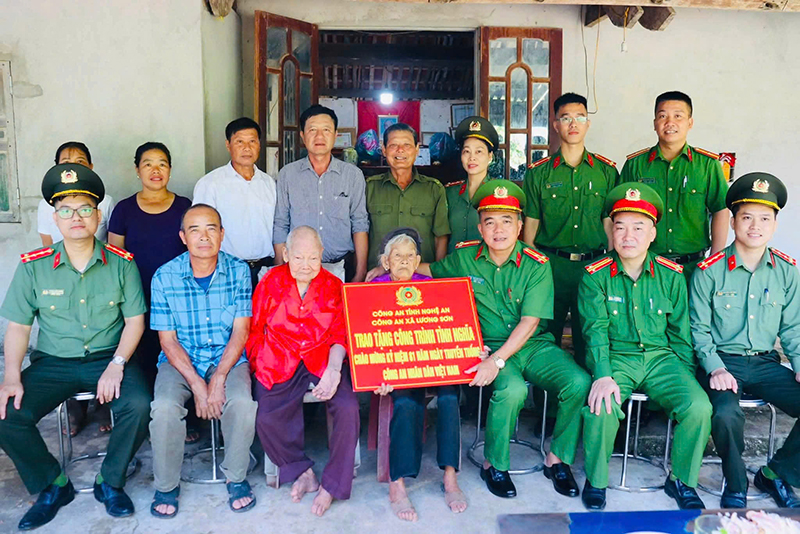 Trao tặng 02 công trình ý nghĩa đến người dân