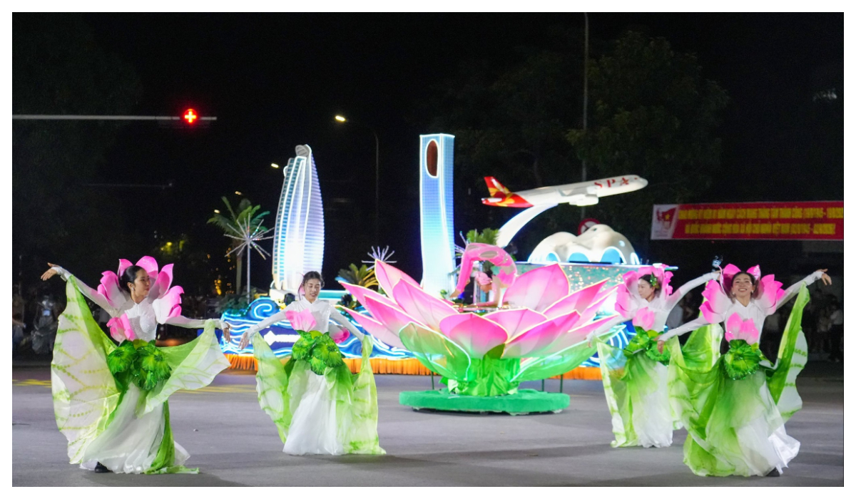 Carnival Nghệ An 2026 rực sắc màu trong đêm tổng duyệt