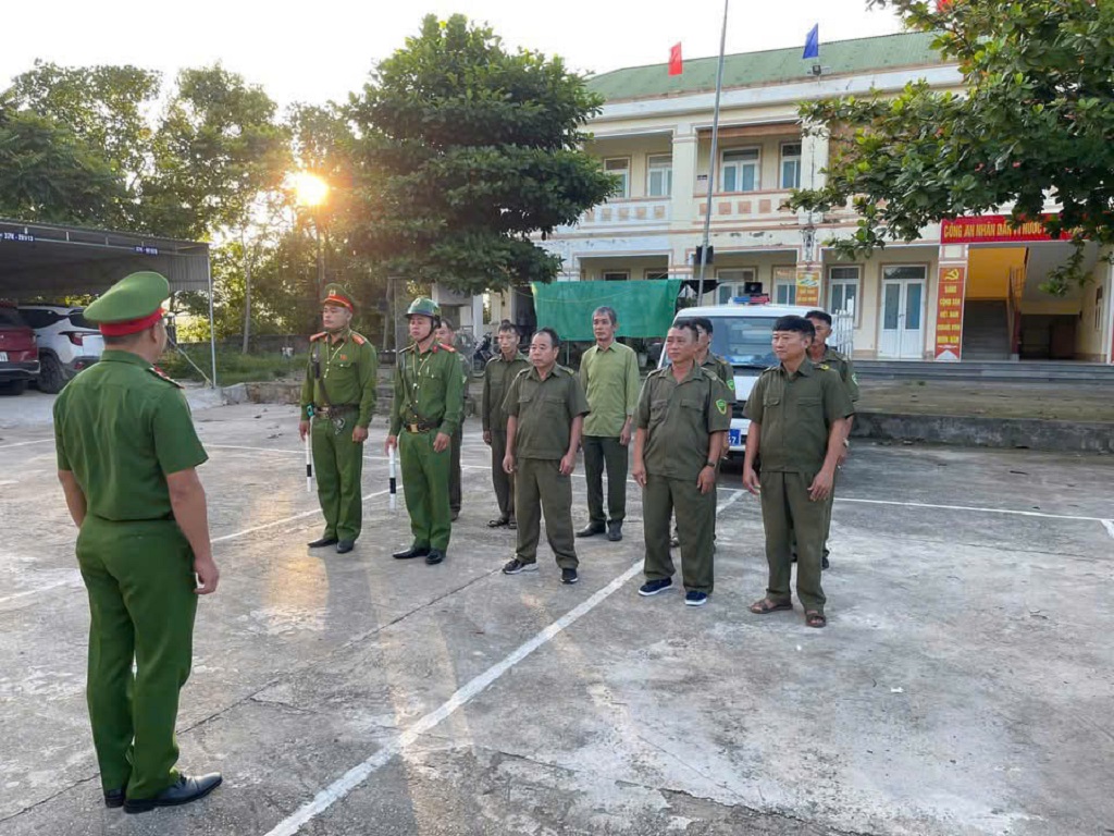 Công an xã Bích Hào ra quân giải tỏa hành lang an toàn giao thông