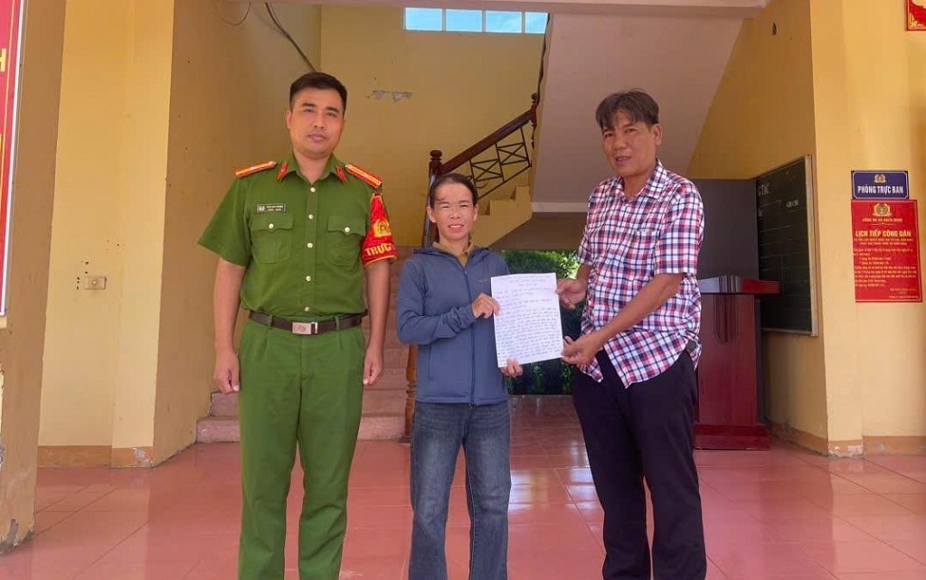 Công an xã Bạch Ngọc hỗ trợ người dân nhận lại 600 triệu đồng chuyển nhầm