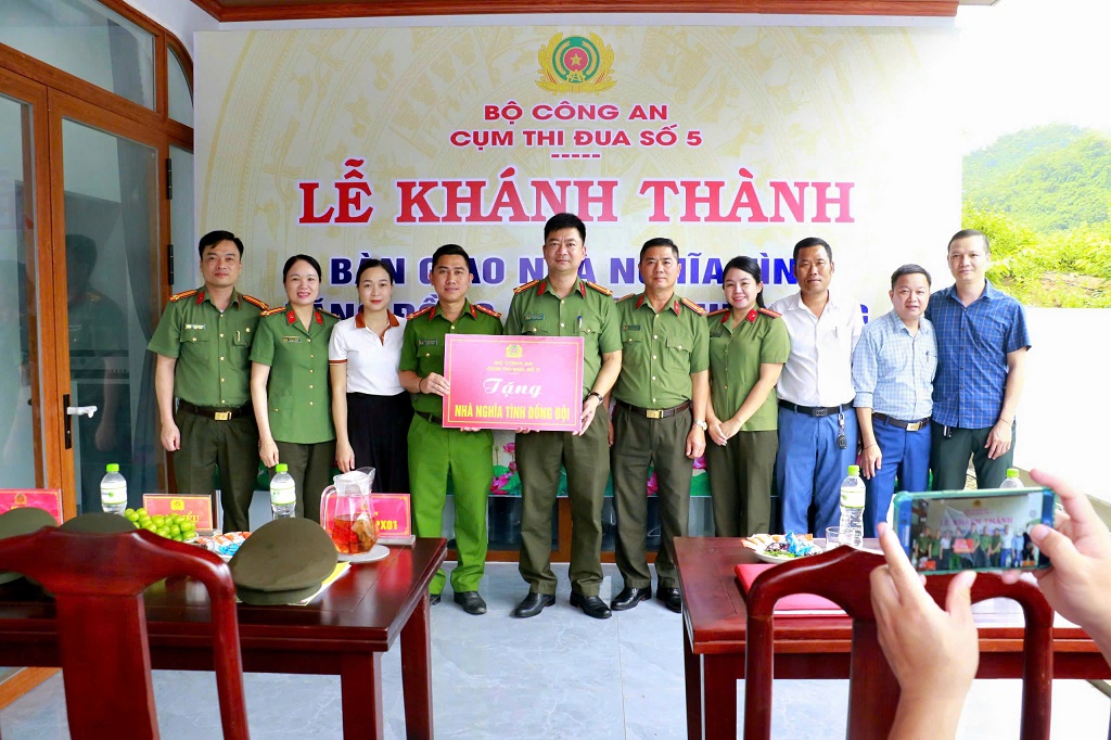 Cụm thi đua số 5 Bộ Công an bàn giao nhà tình nghĩa cho cán bộ Công an