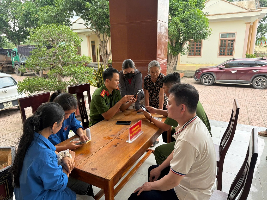 Công an xã phối hợp Đoàn Thanh niên hướng dẫn người dân kích hoạt tài khoản định danh điện tử