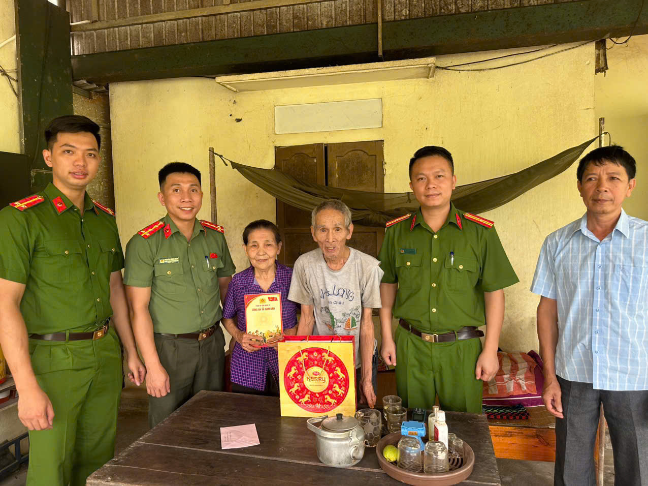 Công an xã thăm hỏi, tặng quà nhân Ngày Thương binh - liệt sĩ