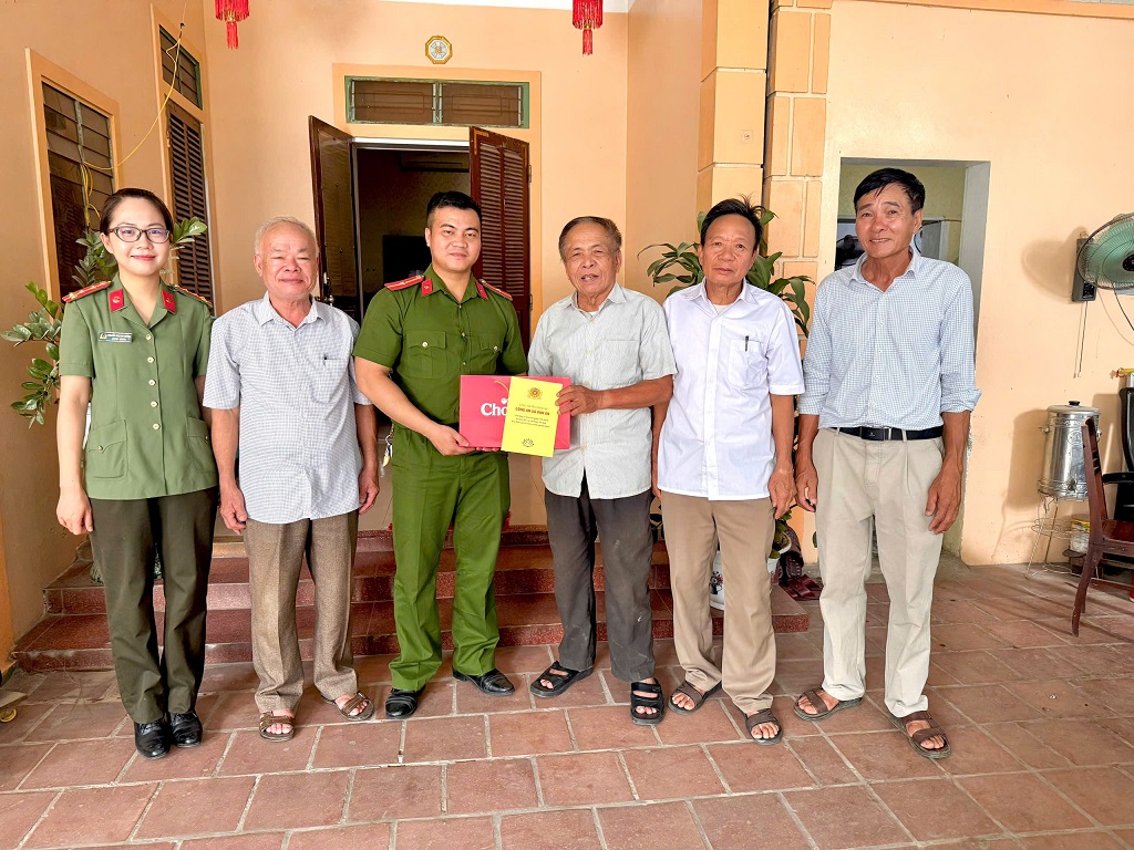Công an xã trao quà tặng thương, bệnh binh là Cựu CAND
