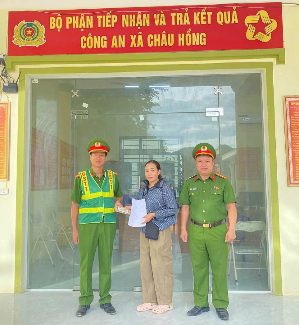 Công an xã trao trả tài sản cho người dân bị đánh rơi