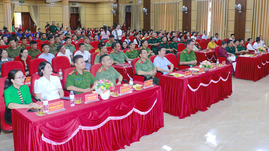 Đại biểu và Nhân dân tham gia Ngày hội